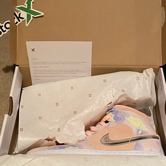 ** SOLD ** Jordan womens p(her)spective mid SE - Picture 2 of 7